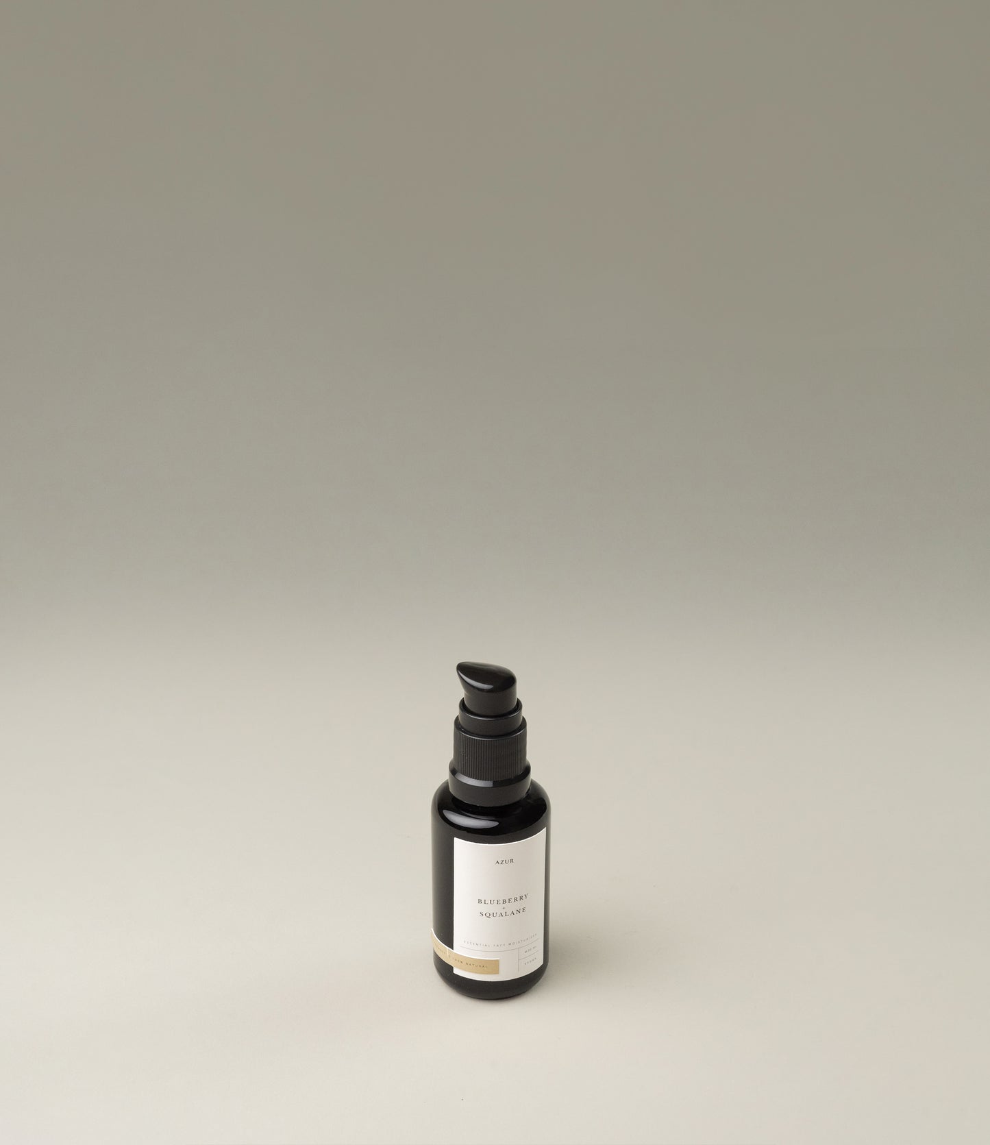 Natural Face Oil from Azur. The oil comes in a dark glass whit a pump on the top to measure the perfect amount needed.