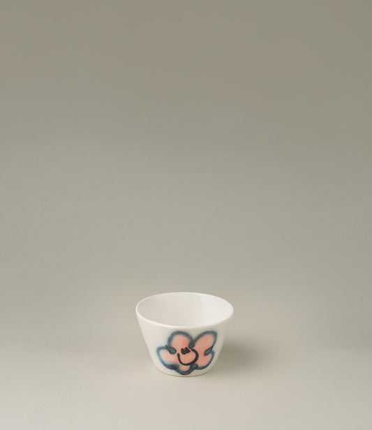 Super Cup Kawaii is the perfect maximalist espresso cup. Spice up your barista station with the cute peach flower pattern.