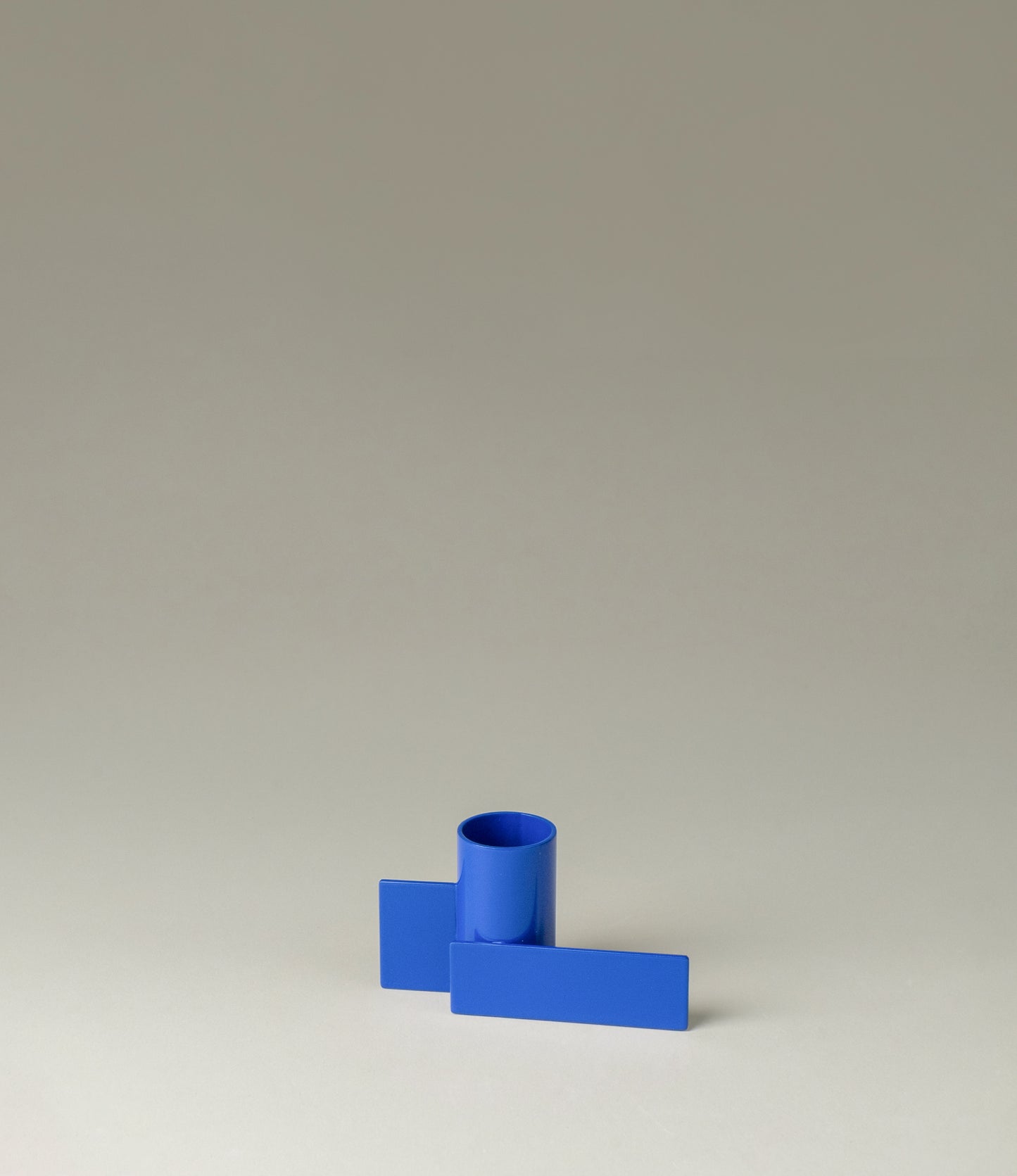 Icon Iysestage 01 is a candle holder from Stences made of steel, painted in blue. The glossy surface of this item emphasize the geometrical shapes of this product. Perfect fit with taper candles.