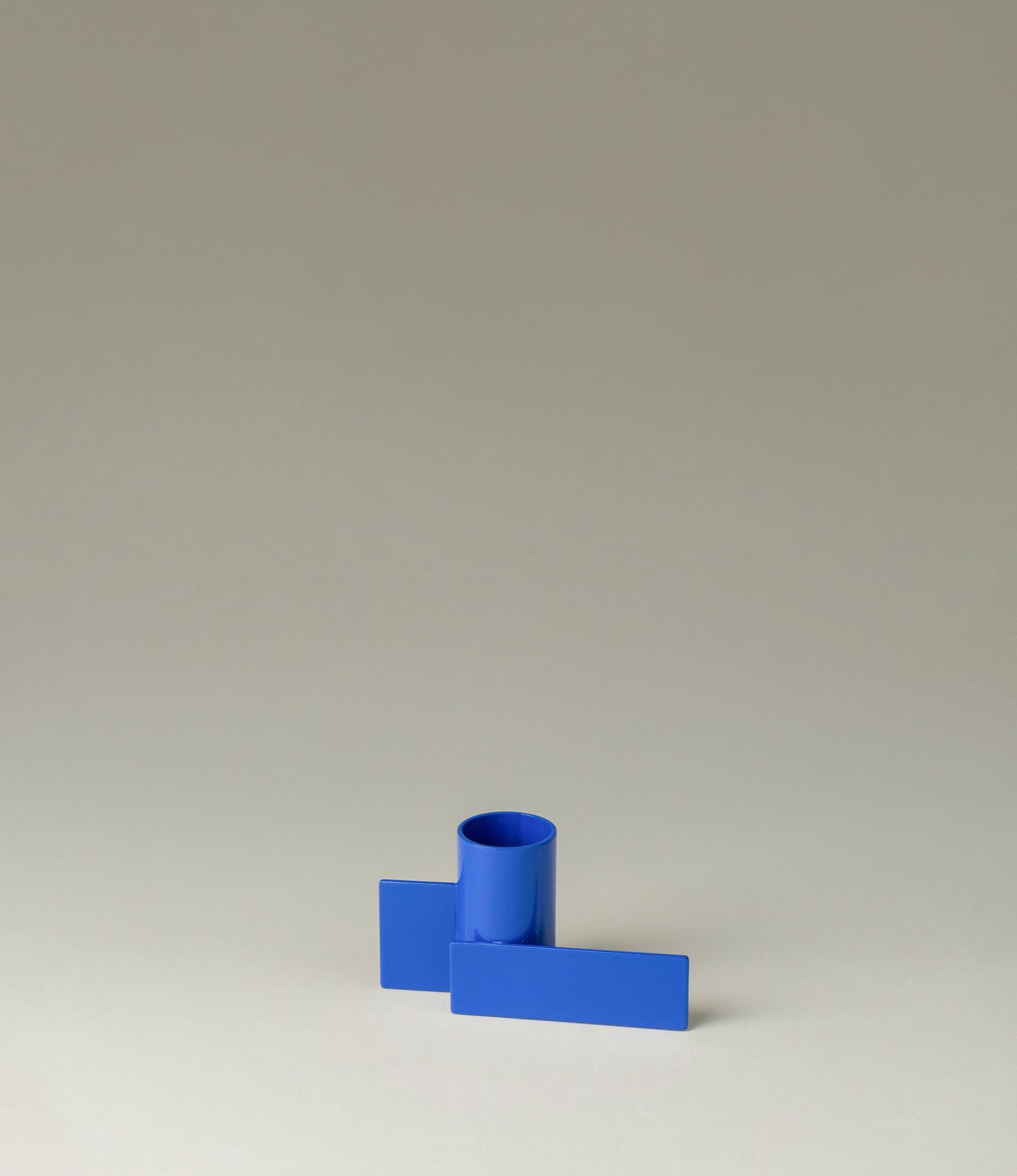 Icon Iysestage 01 is a candle holder from Stences made of steel, painted in blue. The glossy surface of this item emphasize the geometrical shapes of this product. Perfect fit with taper candles.